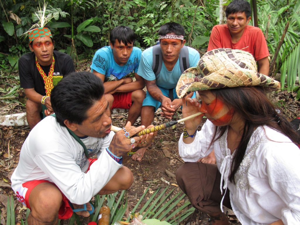 Посетителям территорий коренных народов бразильской Амазонии будет предложено разделить рапе с племенем.

