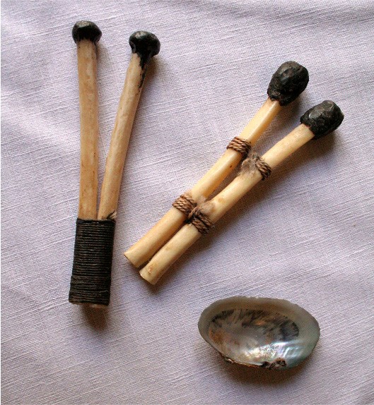Рисунок 3 - Соломинка для табака (Хирохиро) и ракушка (бако). Источник: Bonilla, 2007.